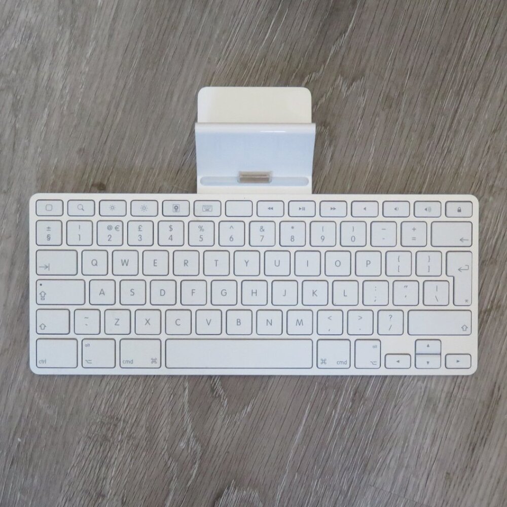 Apple Keyboard Dock A1359 for iPad Generation 1/2/3 Pre-Owned (K708)